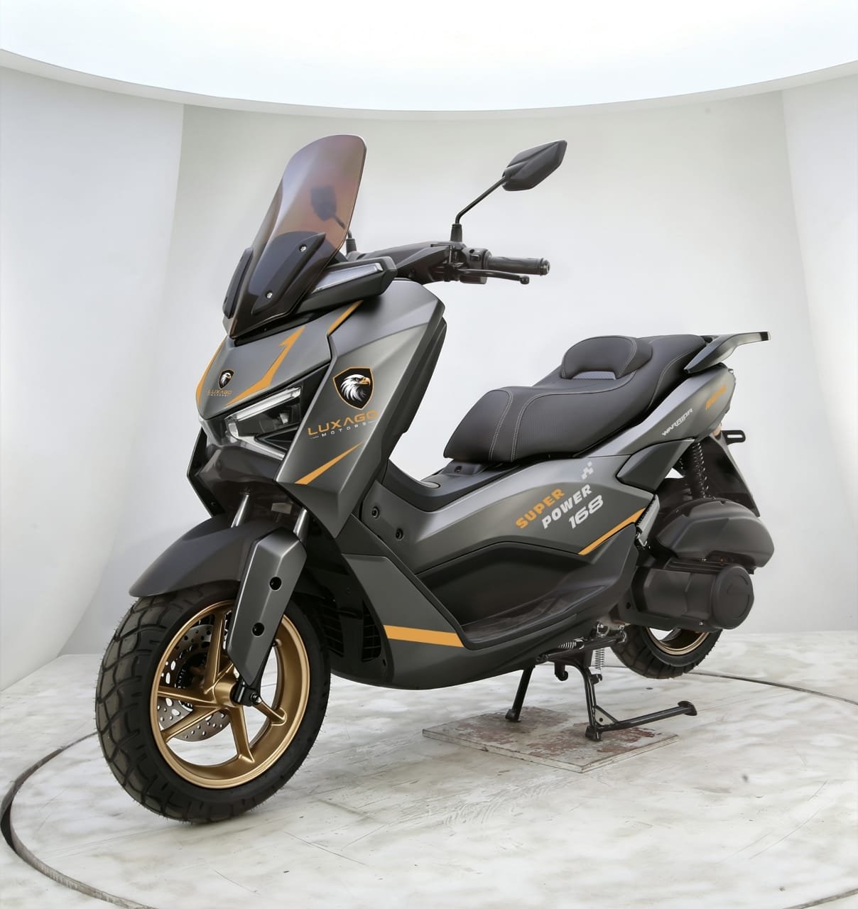 Luxago Motors Warrior 168, finition Grey Gold